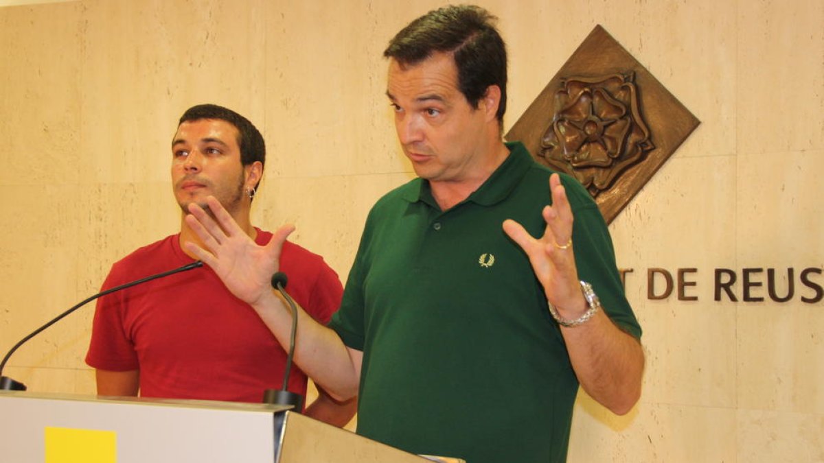 Els regidors de la CUP de Reus, Èdgar Fernández i Xavier Angelergues, en roda de premsa a la sala de premsa de l'Ajuntament de Reus, el 27 de juliol de 2016