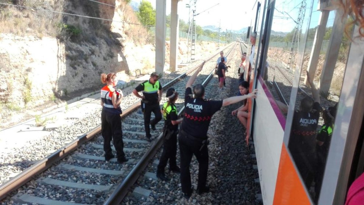Trens Dignes creu que s'han mantingut «segrestats» els passatgers per evitar la imatge de l'evacuació