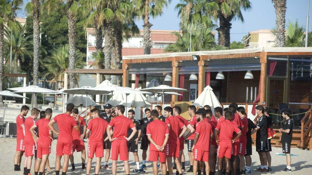 Sesión preparatoria de pretemporada de la plantilla del primer equipo del Nàstic en la playa de l'Arrabassada de Tarragona.
