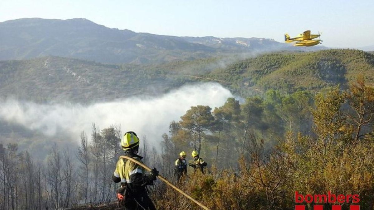 Imatge dels Bombers remullant la zona de l'incendi.