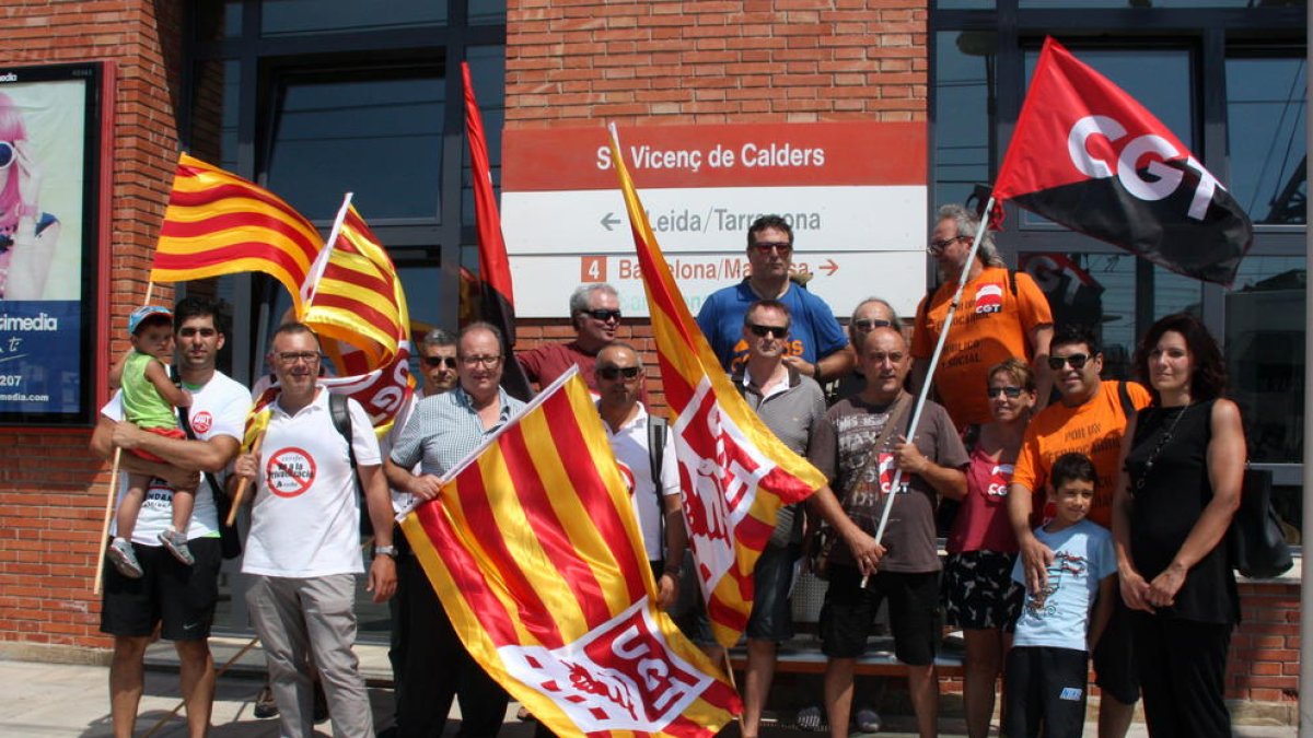 Pla general dels treballadors d'Adif manifestant-se a l'estació de Sant Vicenç de Calders, el 29 de juliol de 2016 (horitzontal)
