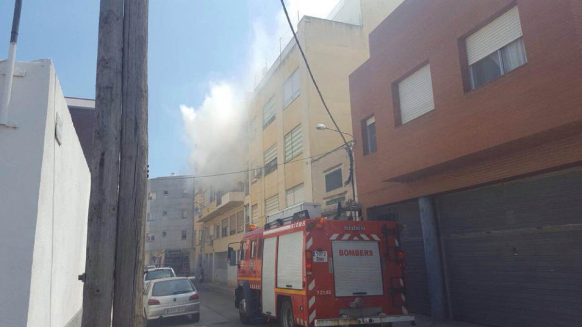 Imatge del carrer Valladolid d'Amposta on ha cremat una habitació d'un habitatge. Pla general del 29 de juliol de 2016