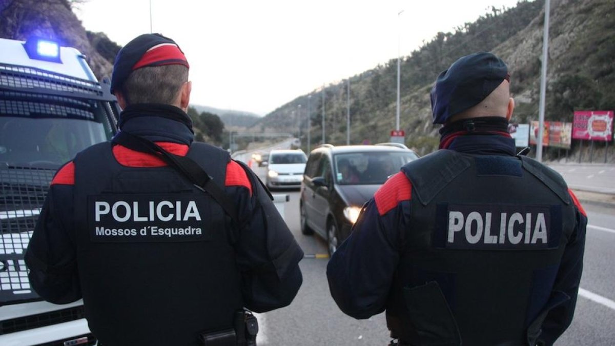 Los Mossos han tenido trabajo esta madrugada.