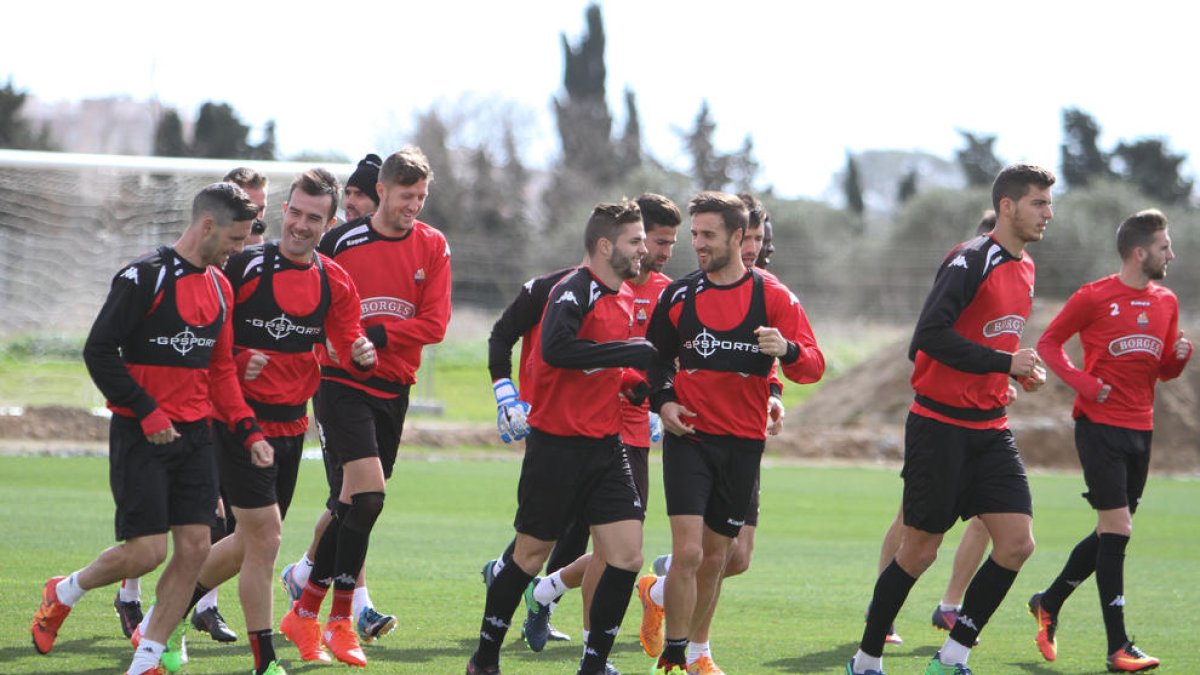 Los jugadores del conjunto de la capital del Baix Camp, durante el entrenamiento de ayer, en las instalaciones del Estadi.