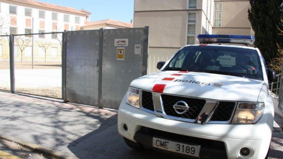 Imagen de archivo de un vehículo de los Mossos D'Esquadra abandonando las instalaciones situadas en Reus