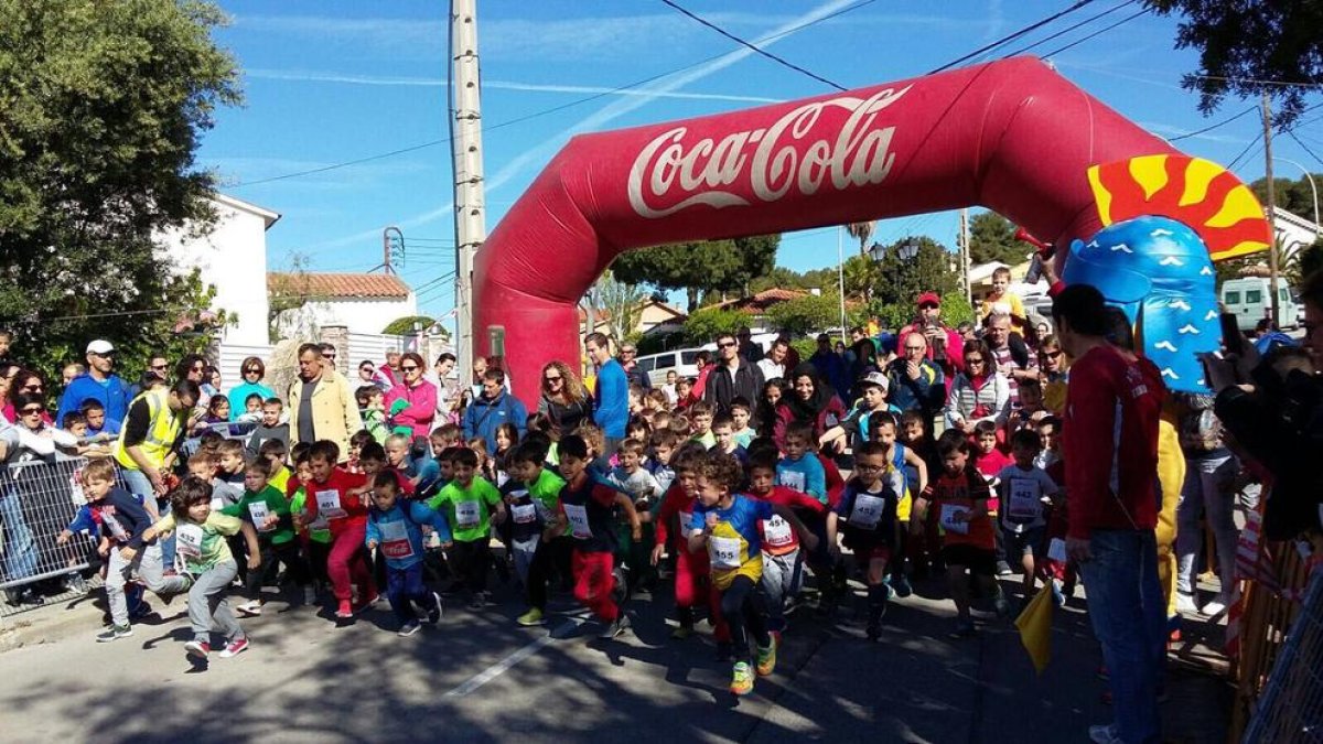 Los niños han realizado carreras de diferentes distancias realizando deporte con un ambiente festivo.