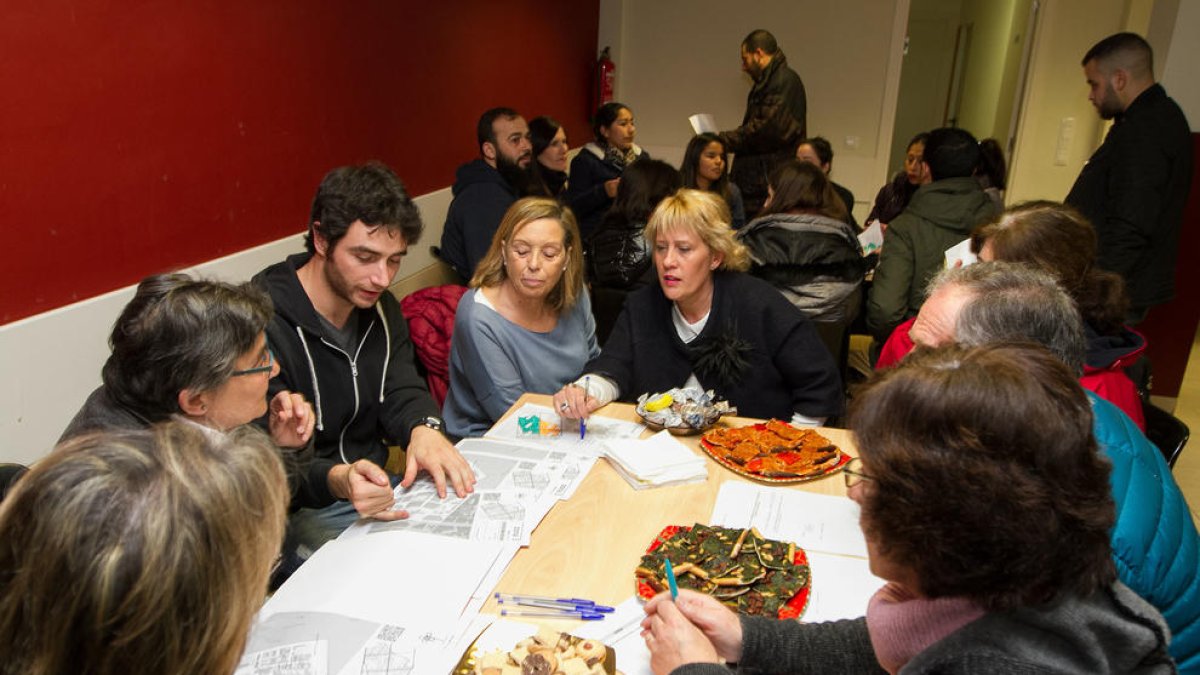 Voluntaris al menjador social de Càritas abans del recompte, el passat desembre.