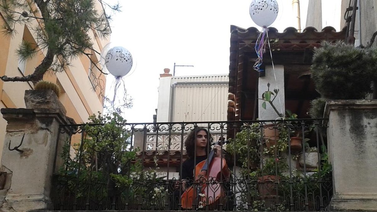 Los balcones del Barrio Antiguo de Cambrils se convierten en escenarios musicales