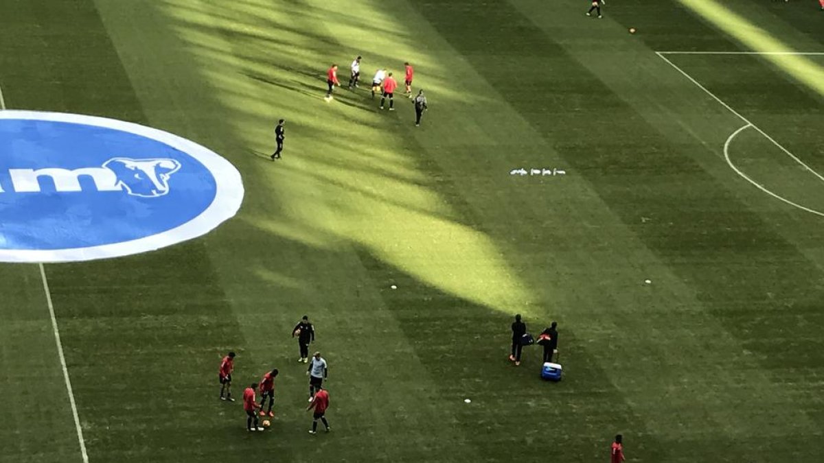 Los jugadores del Nàstic, calentando.