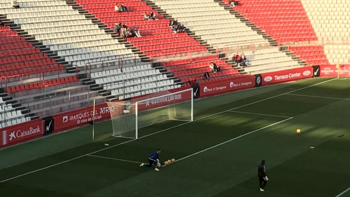 Reina escalfa al Nou Estadi.