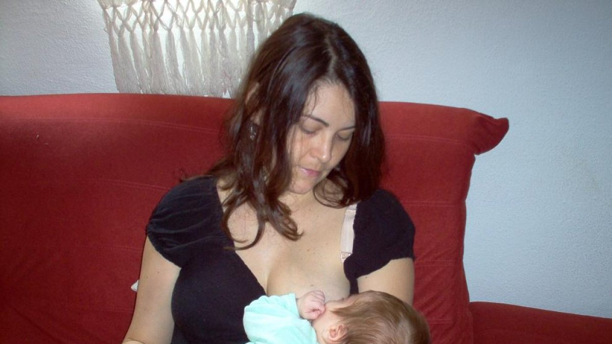 El amamantamiento materno no tan sólo beneficia a los bebés, sino también a las madres.