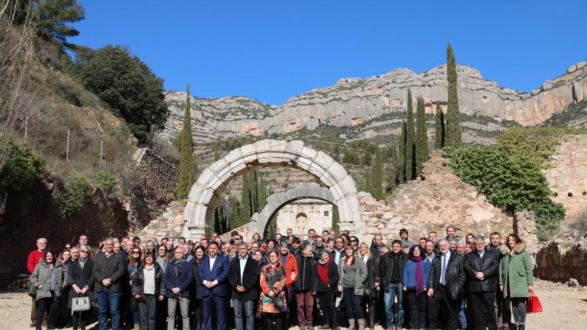 Plano general de la foto de familia del acto de apoyo a la candidatura del Priorat que se ha hecho en La Morera de Montsant, presidido por el vicepresidente del Gobierno, Oriol Junqueras, con la Cartuja de Scaladei, en el fondo.