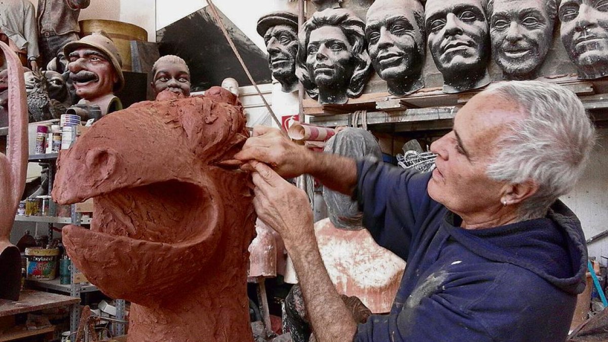 L'escultor Ramon Aumedes, al seu taller de Granollers elaborant la Farnaqueta.