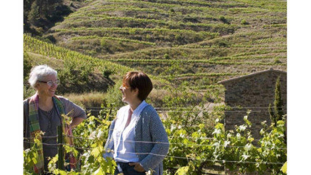 Gemma Peyri y Teresa Giral, impulsoras de la marca de cosméticos naturales 'Nina Priorat', entre viñas.