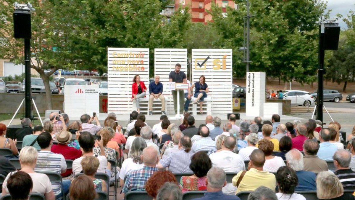 Centenars de persones han acudit a la convocatòria d'ERC a la plaça de Cuba de Sant Pere i Sant Pau.