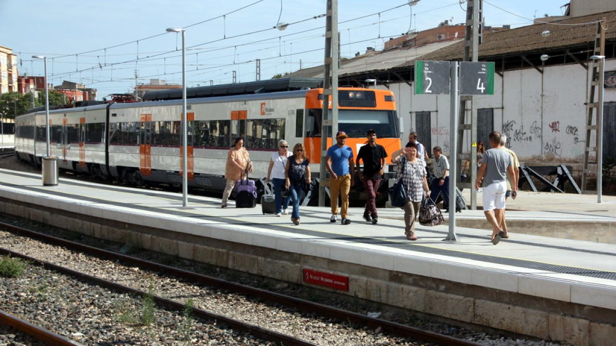 Els passatgers baixant del tren previst d'arribar a Tortosa a les 17.25 hores a l'andana de l'estació.