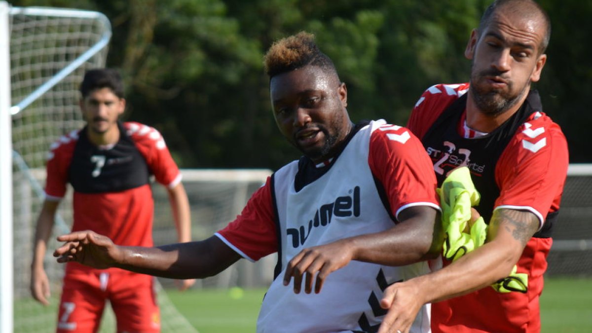 Albert Lopo, amb Madinda a la imatge, entrenant amb el Nàstic durant l'estada a Olot.