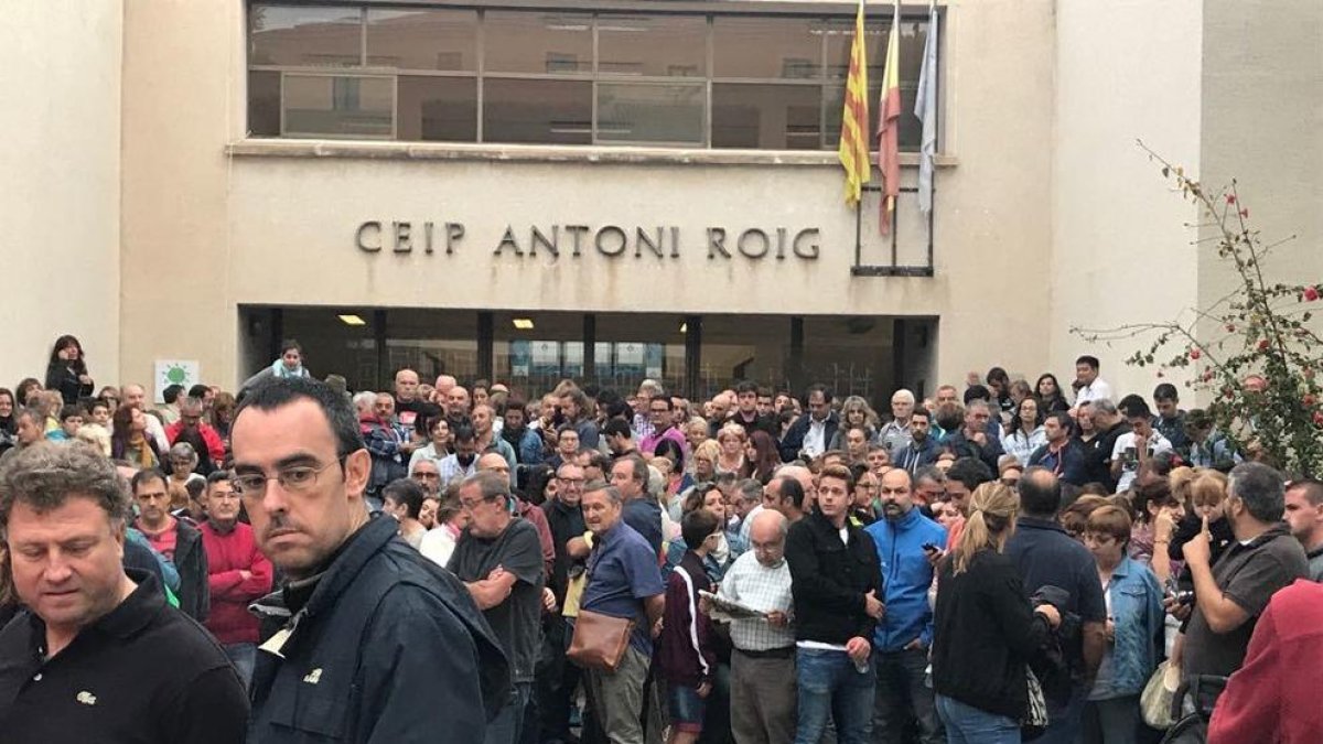 Concentració de persones davant el CEIP Antoni Roig de Torredembarra.
