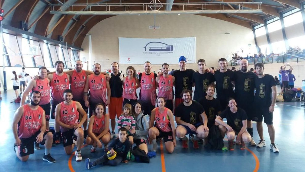 El equipo 'Santa Úrsula', de la Vella, con el equipo de los Xiquets de Reus.