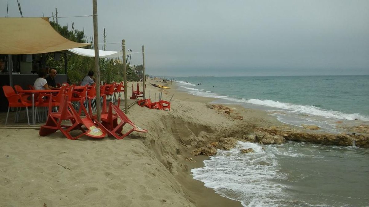 El desnivel de arena, de más de un metro, es lo único que separa el chiringuito del mar.
