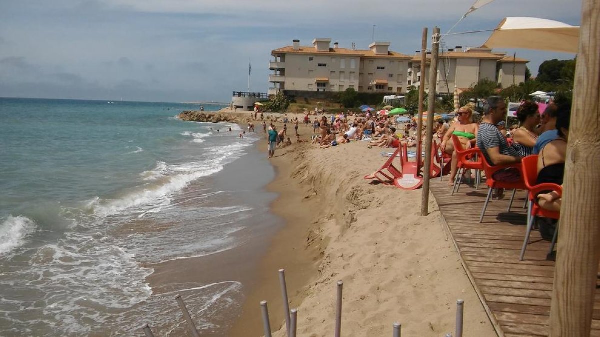 El desnivell de sorra, de més d'un metre, és l'únic que separa la guingueta del mar.