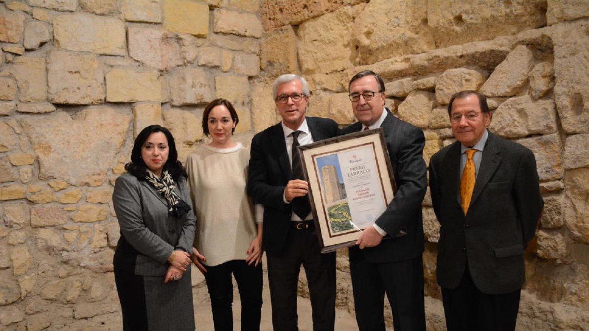 El acto fue presidido por el alcalde de Tarragona, Josep Fèlix Ballesteros y el y galardón fue recogido por el presidente de la Fundación Privada Mutua Catalana, Joan Josep Marca.