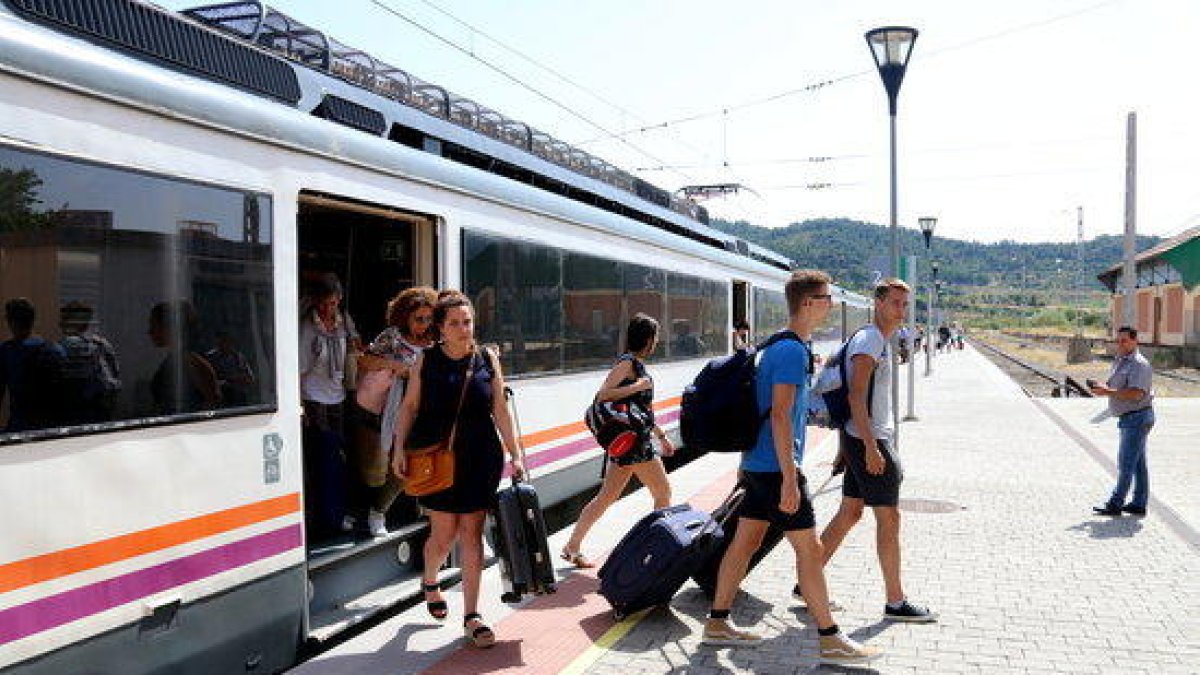 Pla general de passatgers baixant del tren a l'estació de Marçà-Falset de la R-15. Imatge del 14 de juliol de 2017.