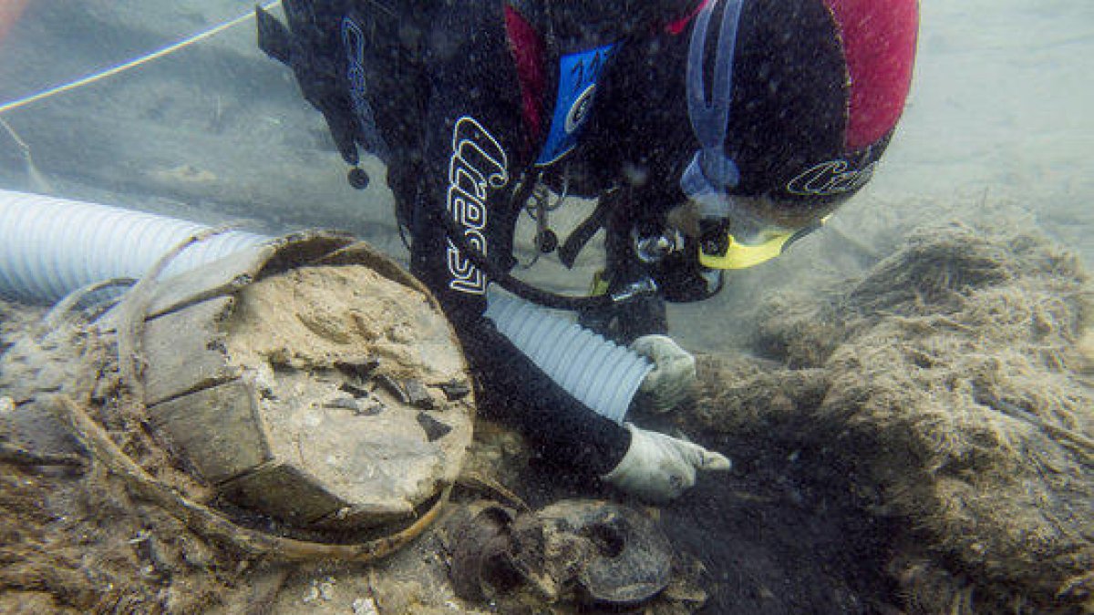 Detall d'un submarinista del CASC netejant la sorra de les restes del Deltebre I