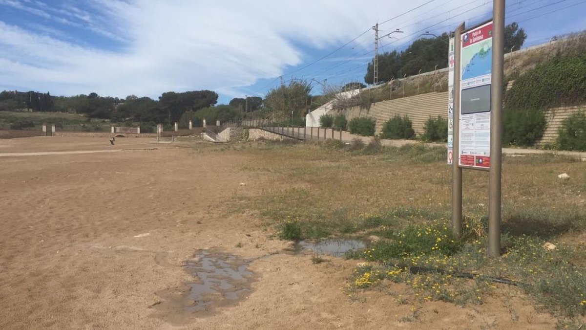 Todavía ayer había un charco donde se produjo el escape.