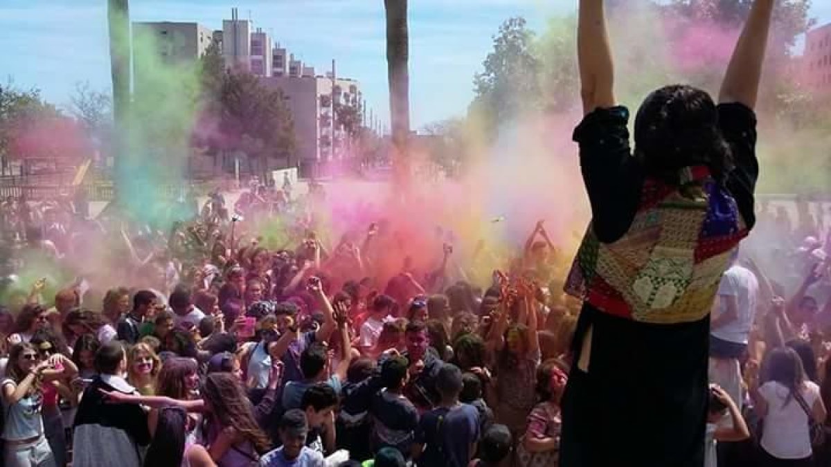 Explosió de colors durant el Holi de Reus.