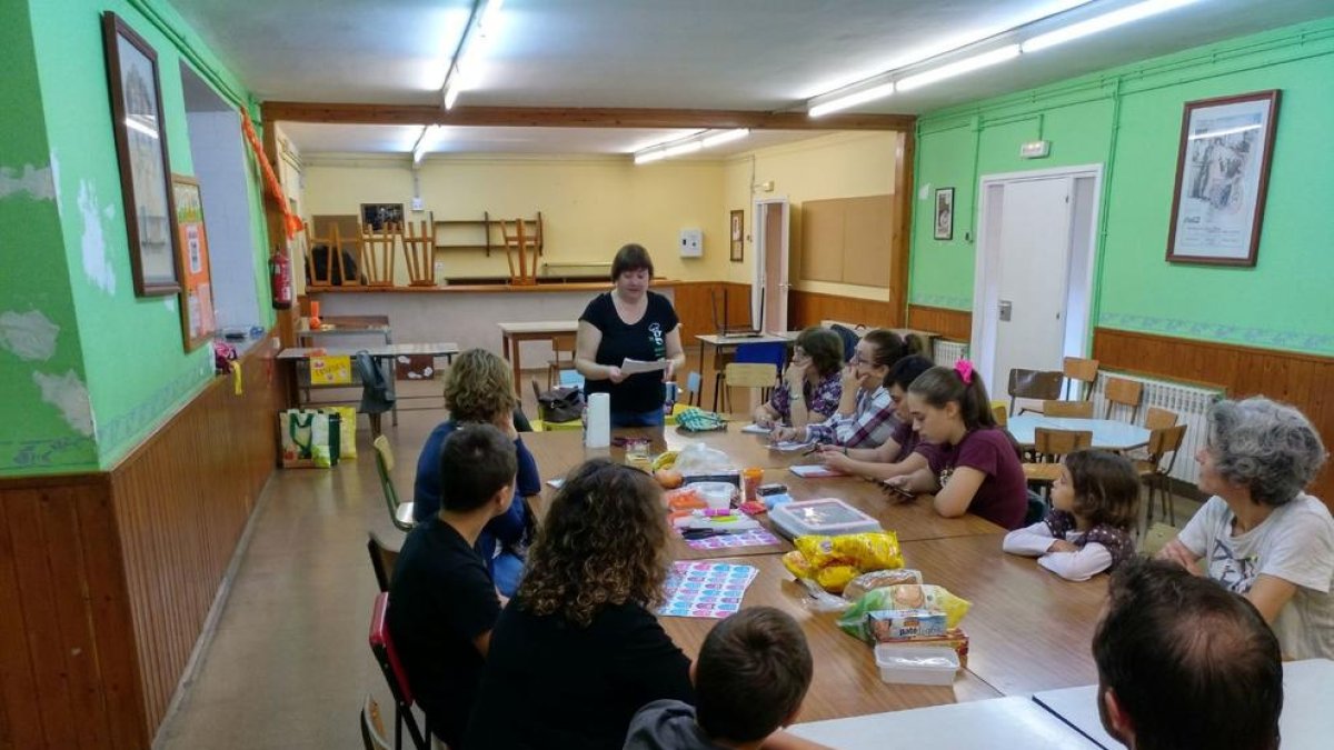 El taller el va impartir Mònica Roig i va comptar amb assistents de totes les edats.