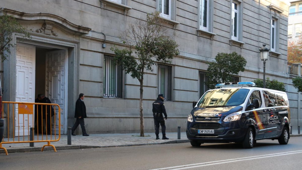 Un furgó de la policia espanyola traslladant al Suprem dos dels consellers empresonats, Jordi Sànchez o Jordi Cuixart, aquest 1 de desembre.