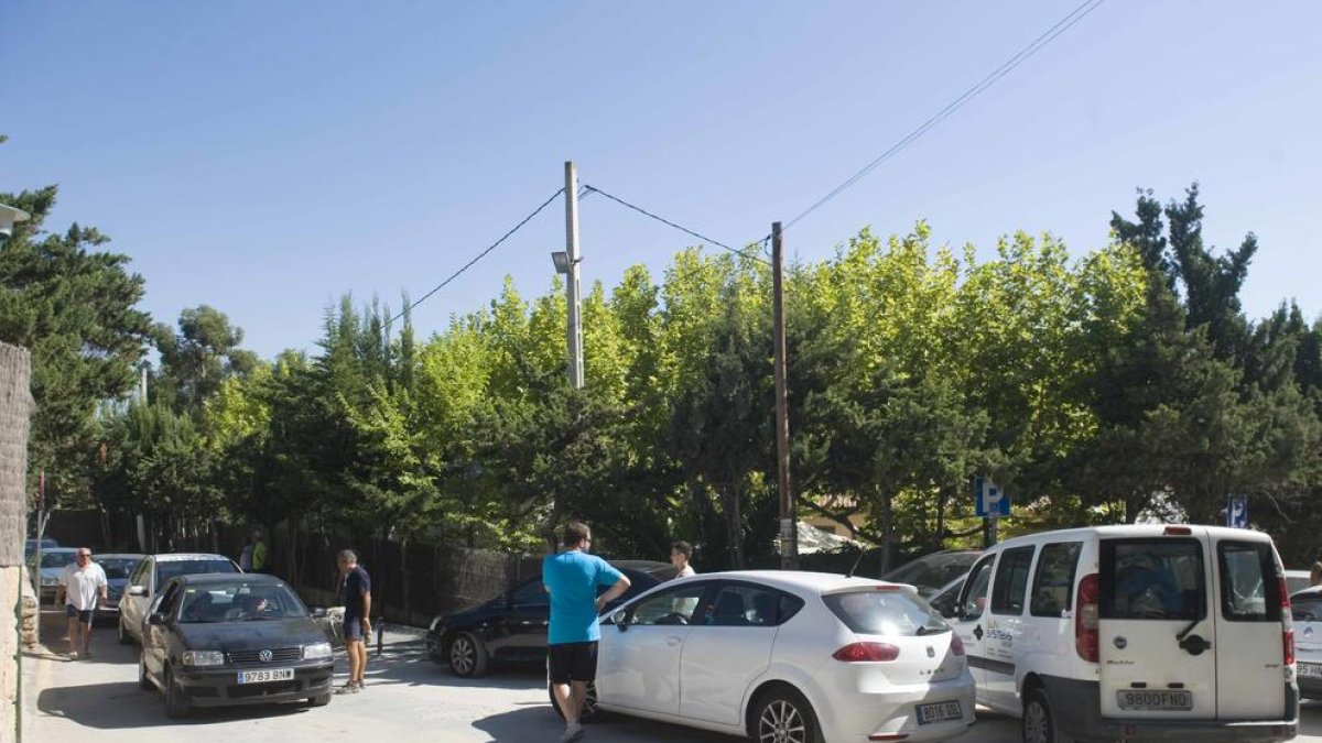 Caos circulatorio en el Camino del Castillo de Tamarit al llegar la temporada alta