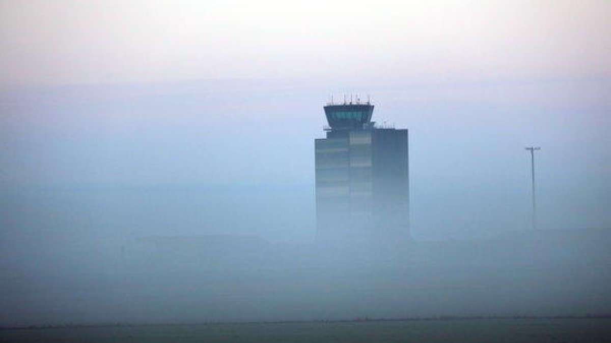 La terminal del aeropuerto de Lérida-Alguaire rodeada por la niebla, el 21 de diciembre del 2016.