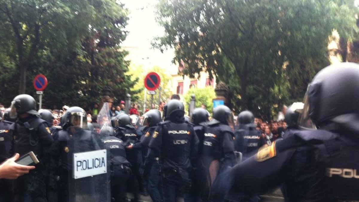 La Policia Nacional actuant davant l'institut Ramon Llull de Barcelona.