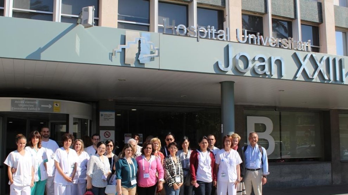 Imagen de familia del grupo de enfermeros que han visitado al Joan XXIII.