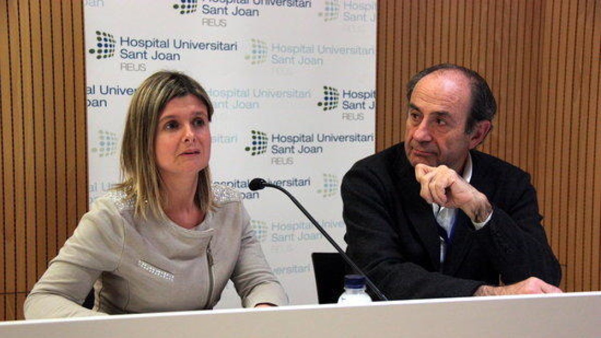 La presidenta del Consell d'Administració del Hospital Sant Joan de Reus, Noemí Llauradó, y el director general del centro, Jordi Colomer, durante una rueda de prensa.