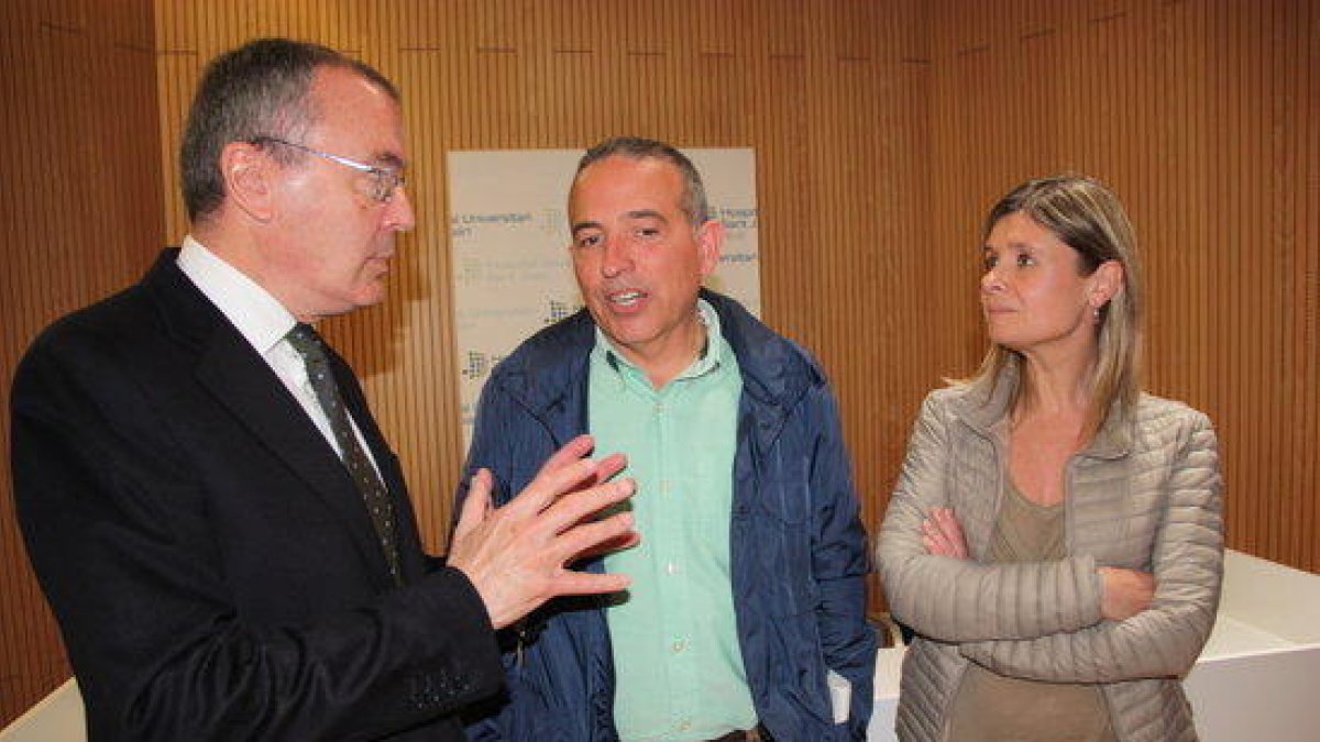 El nuevo director del Hospital Sant Joan de Reus, Òscar Ros, conversando con el alcalde de Reus, Carles Pellicer, y la presidenta del Grup Salut Reus, Noemí Llauradó.