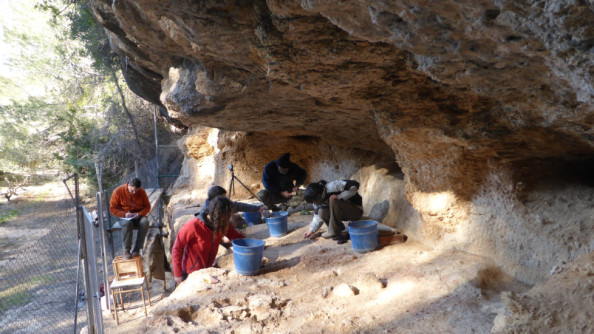 L'excavació arqueològica del sediment conservat a l'interior de l'abric, evidencia que l'indret va ser ocupat, de manera reiterada.