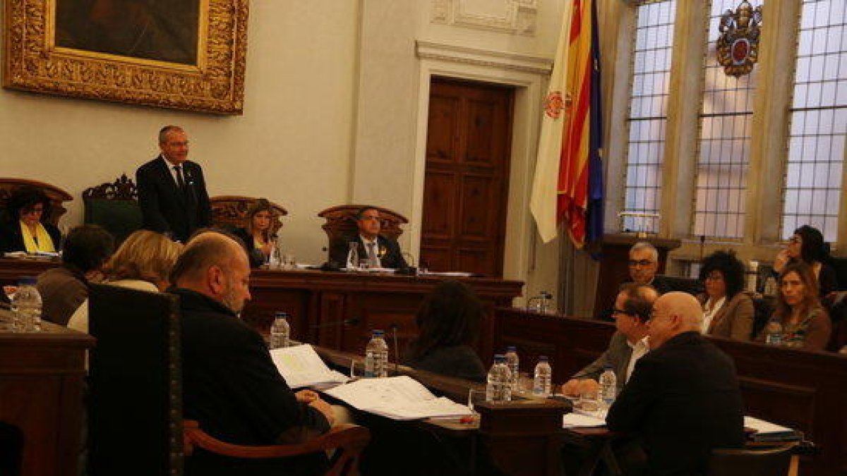 Pla obert del ple de Reus l'1 de desembre de 2017, amb l'alcalde, Carles Pellicer, dempeus.