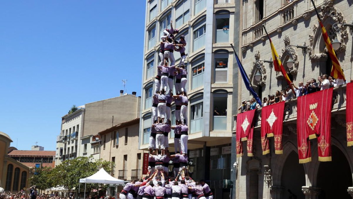 5de9 amb folre carregat de la Colla Jove de Tarragona a la diada de la festa major a Terrassa.