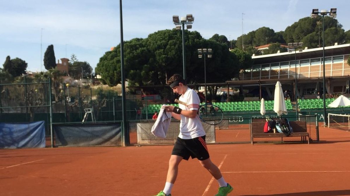 Imatge d'un jugador del Club Tennis Tarragona que participa en els campionats de Reis del club.