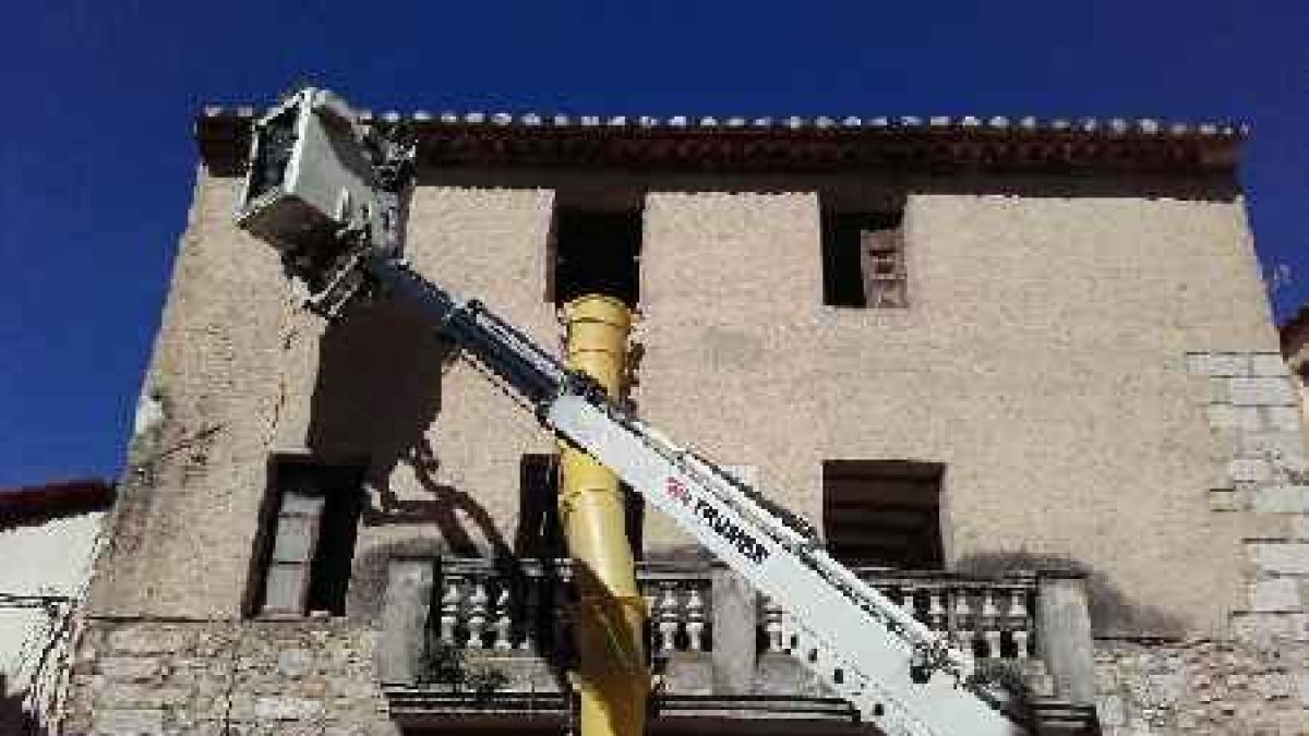 Traslladen nius d'oreneta de Vilaverd per assegurar el naixement de les cries