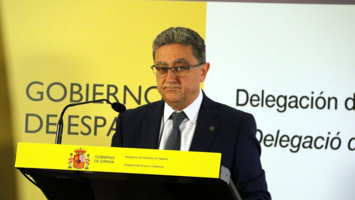 El delegat del govern espanyol a Catalunya, Enric Millo, durant la roda de premsa que ha ofert a les nou del matí d'aquest 1 d'Octubre, a la delegació del govern a Barcelona. Pla mig llarg.