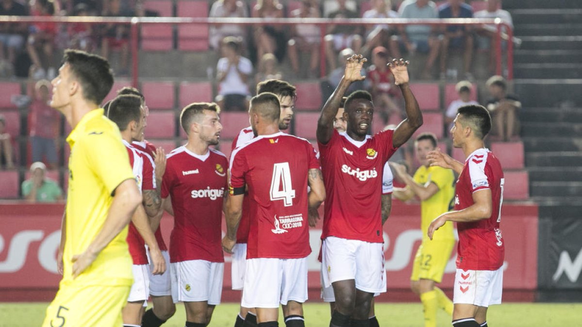 Los grana celebran la victoria después del partido.