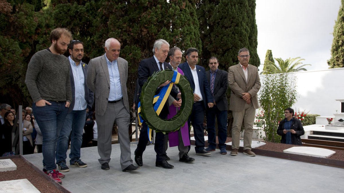 Representants del consistori van fer una ofrena a la tomba on són les despulles d'antics cementiris.