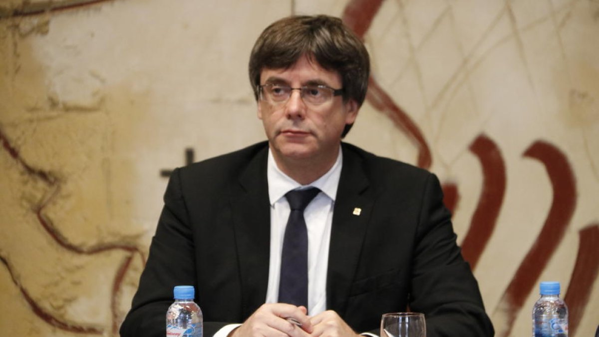 El president de la Generalitat, Carles Puigdemont, a la reunió del Consell Executiu extraordinària del Govern.