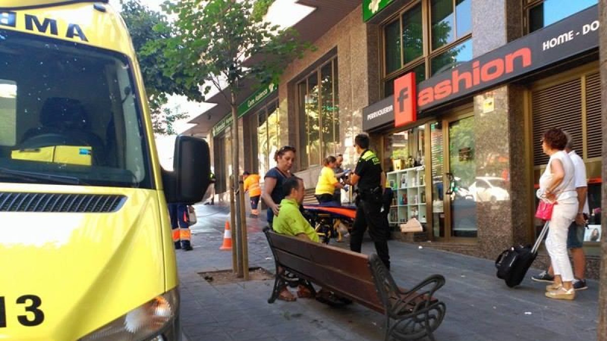 Dos heridos, al resbalar con la espuma que ha extinguido el fuego del vehículo de limpieza