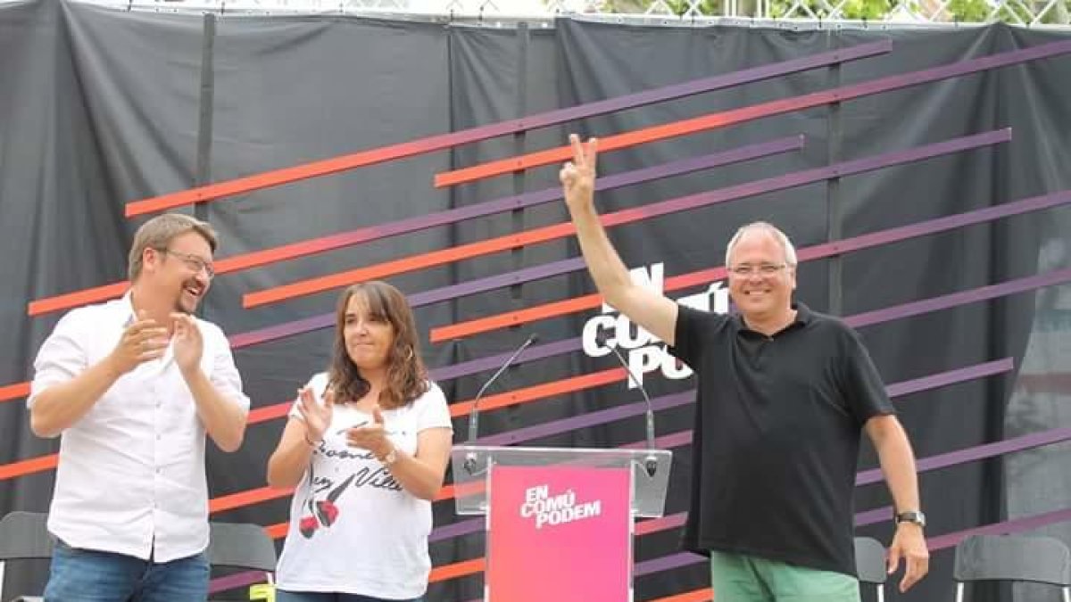 Xavier Domènech, Yolanda López y Fèlix Alonso en un acto de campaña en el Vendrell.