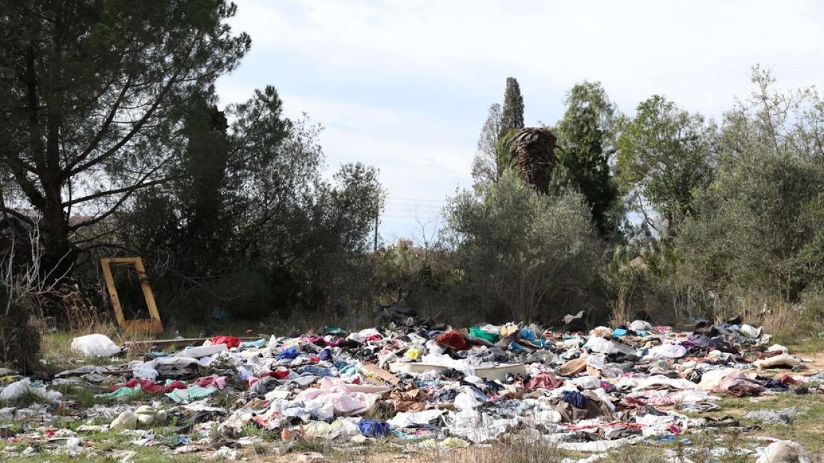 Roba dipositada en l'abocador del Camí del Llorito.